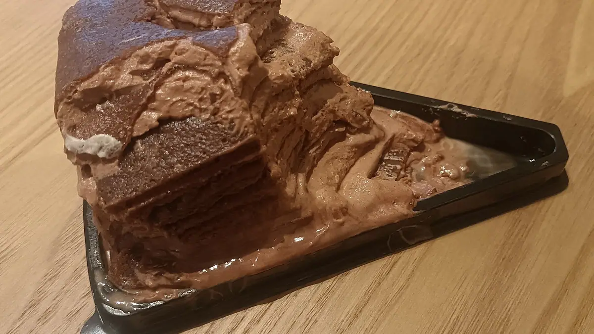 Flat White Cafe – cake shop in Colwyn Bay town centre